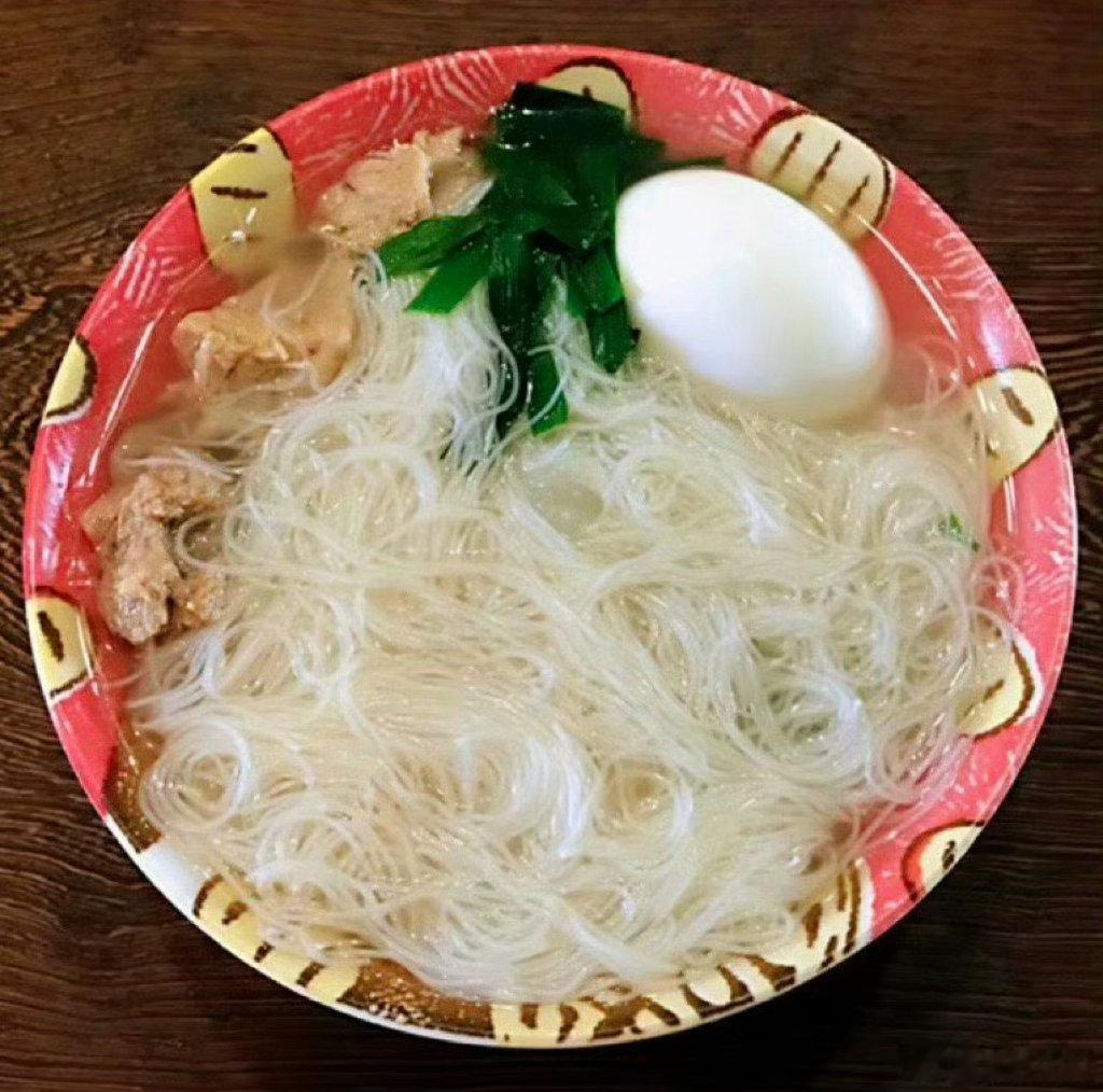 空巢老人一直在孜孜不倦地清厨房里的库存。今日吃浙江朋友送的细粉干。 ​
