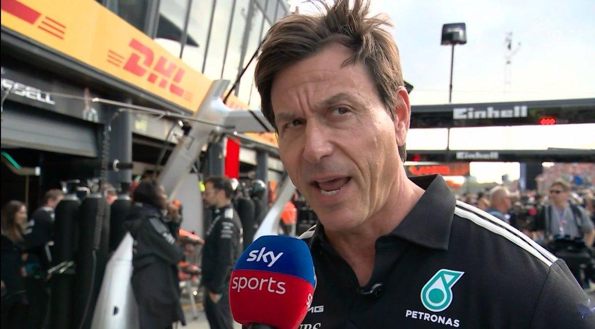 Toto Wolff 赛后英天体采访

Bernie Collins：说关于基米那次免费进站，做出这样的决定——为了防守法拉利，把位置让给拉塞尔，后续队内再处理这件事，对于维修区指挥台来说，这个决定有多难做？

Toto Wolff：外界看上去这决定很难，但对内我们并不觉得。这类情况我们反复讨论过，今天上午也聊过。我 ​