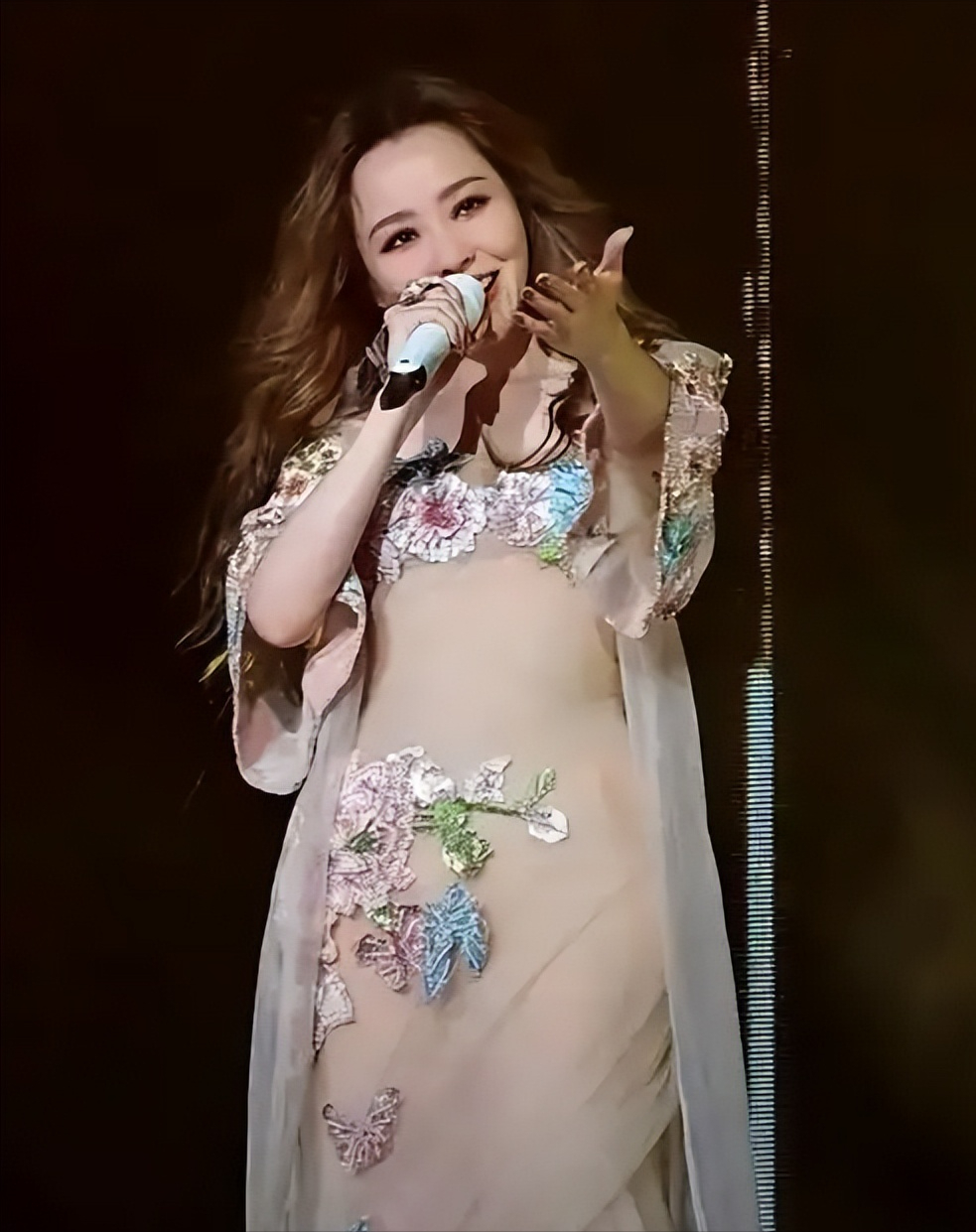 近来华语演唱会舞台出现了一种令人深思的风向，不少老牌女歌手造型尺度不断放宽。从张靓颖大胆热辣的流苏舞台装、周笔畅巡演一系列先锋猎奇造型，再到蔡依林常年极具争议的前卫战袍，女星们的舞台穿搭一次次冲上热搜，引发全网热议。

随之而来一种怪现