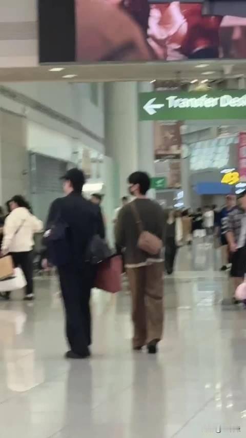 陈哲远韩国之行结束，一大早就被网友偶遇回国，远子这无人打扰的状态看起来真好。

陈哲远起落平安欢迎回国。