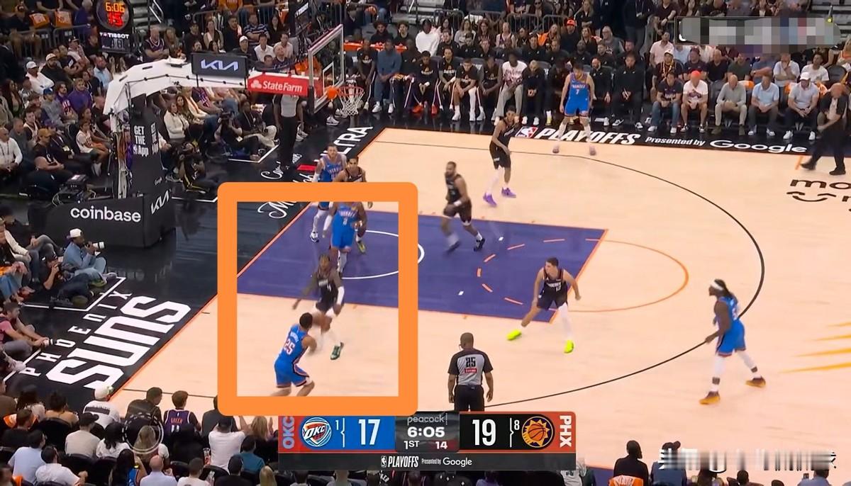 雷霆米切尔三分线外持球，把太阳队的杰伦-格林直接晃趴在地。主场首节，六...