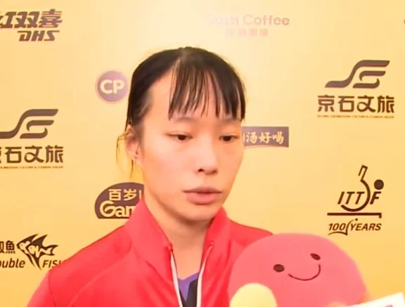 石洵瑶3-0巴约采访：落后心态稳想好战术，后续比赛享受珍惜比赛
	
WTT中国大满贯女单1/16决赛，石洵瑶3-0战胜巴约，晋级16强，三局比分：13-11、11-7、11-9。
	
赛后石洵瑶表示：自己表现不错，对手第一次交手，她的球非常好，打法有特点，赛前做了充分准备，球场发挥不错。其实这场比赛打得非常艰难，特别是一开始巴约进入状态非常好，导致石洵瑶一度2-6落后。幸好减少失误，提升质量和反手相持打出优势的情况下，还是可以迫近，并拿捏关键分。第二局全局压制的情况下，第三局领先一度被对手反超，但关键分的处理主动质量高，最终拿下胜利。
	
对于一三局关键分：第一局开局不是很好，发球失误或者什么。落后心态比较稳定，打好每一分，想好战术，然后并没有受前面怎么打的去影响吧。我觉得在这点上做的还是不错的，这还是强调了自己的坚定，特别是落后的情况下反而冷静很多，这让石洵瑶逐渐稳住局势。当然这也是硬实力的体现，如果没有这方面的保证，可能会持续处于劣势。希望后续的比赛，她可以调动快一点吧。
	
...