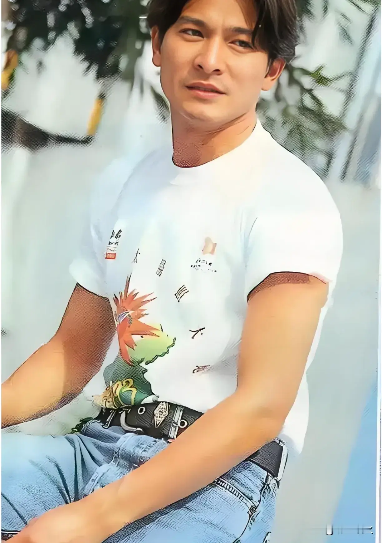 说真的，刘德华这人就不能细看，一看就容易上头。
      9月22日晚谭咏麟红馆尾场，华仔和李克勤突然从台下冒出来，三个人站台上唱《我在意》，唱着唱着全哭了。华仔红着眼眶冲谭校长喊了一句“求你继续唱下去”，现场直接炸了。你可能觉得不就是个友情站台嘛，但注意一个细节，这首歌是谭咏麟谱曲
