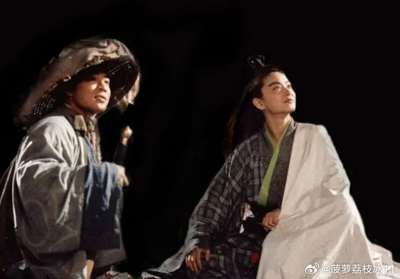 -去年就说要上映的笑傲江湖2东方不败最近终于定档，片方怎么知道我才又看完一遍笑傲江湖（虽然电影版和原著关系不太大
-如今还能在大银幕看到巅峰期李连杰的剑法和巅峰期林青霞李嘉欣关之琳袁洁莹的绝世美颜，一部片子主要演员全是喜欢看的人是什么感受，不要在意剧情魔改（原教旨主义无原则妥协
-海报 ​