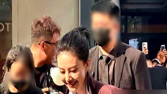 坐在家里天天怀疑自己运气用光了，连戏都不敢接。谁能想到这是高圆圆产后的真实状态。

今年10月她带着飞天奖提名作品走上红毯，镜头前笑得松弛。

把时间往前推几年，面对事业断档，她看着剧本直摇头，总怕自己演砸，陷入死胡同。直到硬着头皮拍完新戏，她才嚼明白一个理，婚姻要磨合，事业会停滞，人不可能一辈子踩