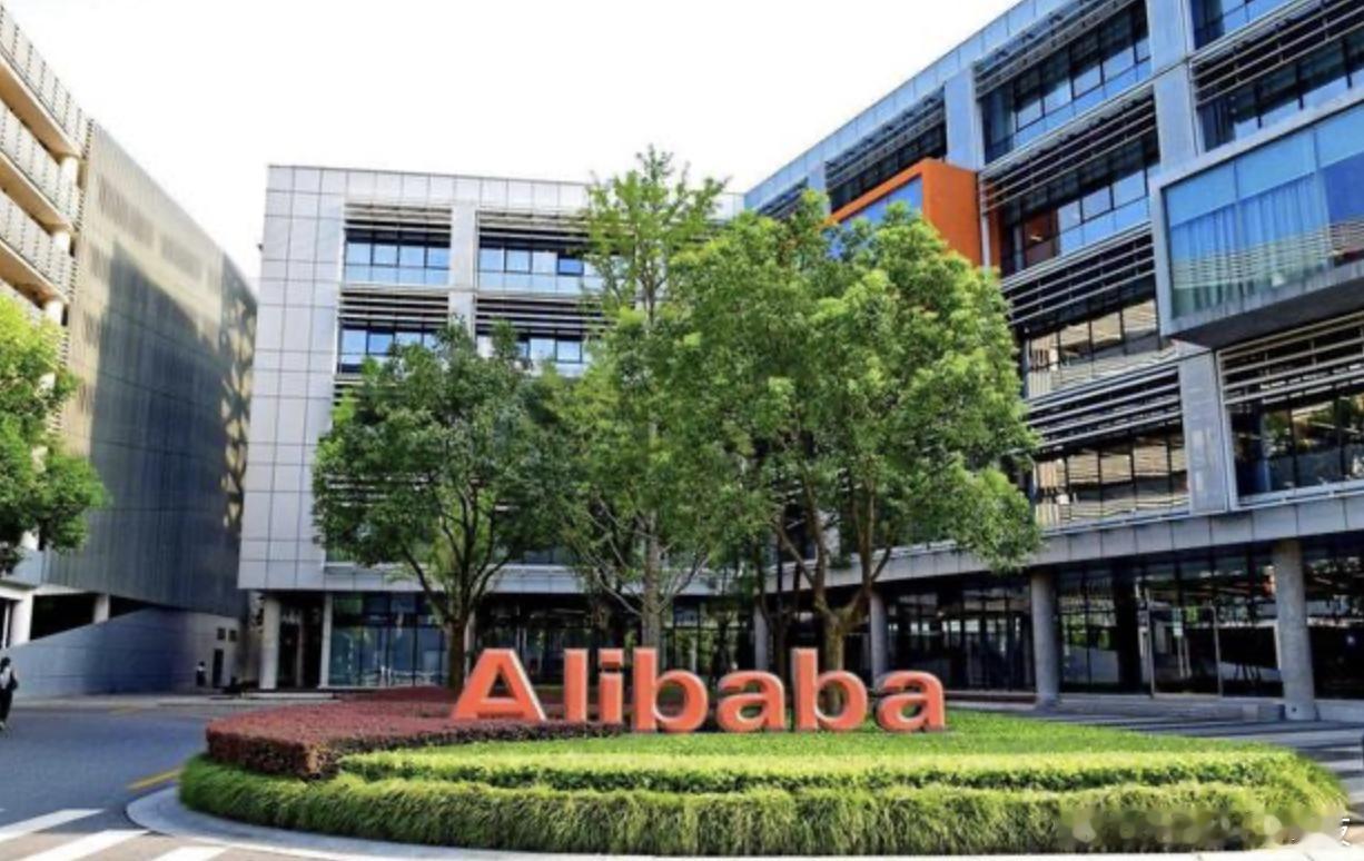 赛博社 | 阿里800亿港元配售押注AI 机器人大会产业升温

 赛博社 作者 | 张庆杨 记者| 杨润心 8.24今日新闻综合报道

8月23日，阿里巴巴对外正式公布新股配售相关计划。 计划面向美国境外的非美国投资者开展新股配售工作。

本次配售总规模达到800亿港元，是阿里港股上市后首次。 2019年阿里完成港股上 ​