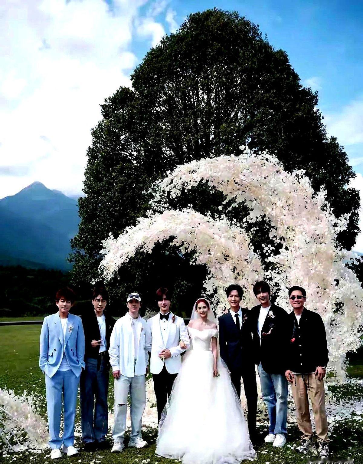 张远现在聚会最怕听到两个字：婚礼。

刚想把话题岔开，王栎鑫直接扯着嗓子喊他来唱婚礼，陆虎跟着补刀说他是“婚庆专业户”，王铮亮还在旁边点头附和说唱得喜庆。三个人连环堵人，场面简直像批斗大会。

张远直言现在听到婚礼两个字就想跑，结果王栎鑫根本不放过，当场撂话下一场还得继续点名他。

随了份子还要出工