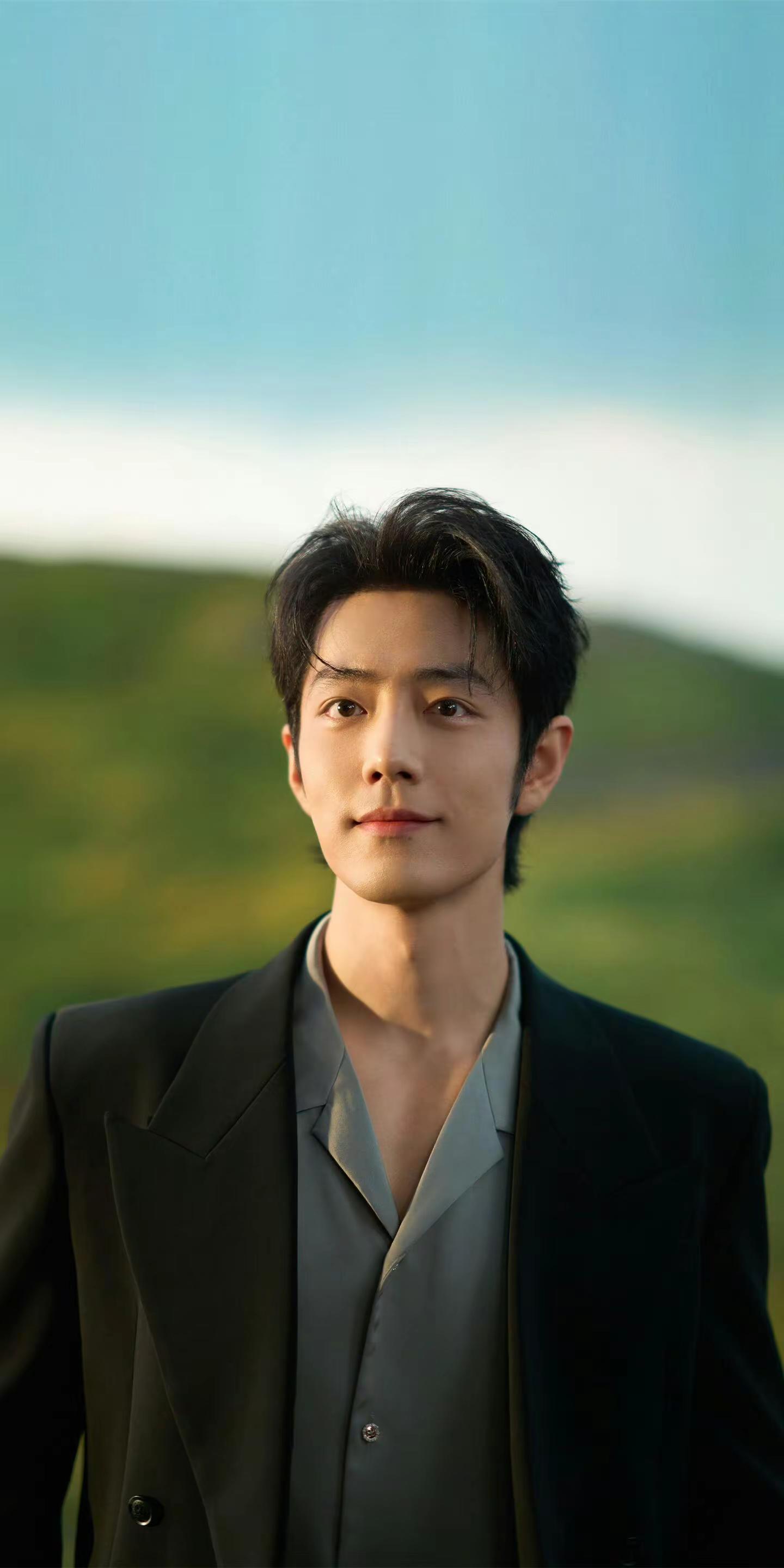 肖战生日快乐。肖战 肖战1005生日快乐 一岁一礼，一寸欢喜，秋赴良辰，静待君归。十年深耕，十年盛放，你以热爱为炬，以初心为帆，在浮躁世间守住独属于自己的节奏与光亮。荧幕之上，你演绎百态人生，塑造万千鲜活角色，一颦一笑皆是匠心；荧幕之下，你内敛沉稳，纯粹善良，低调踏实，温柔有度。你从不急着奔赴热