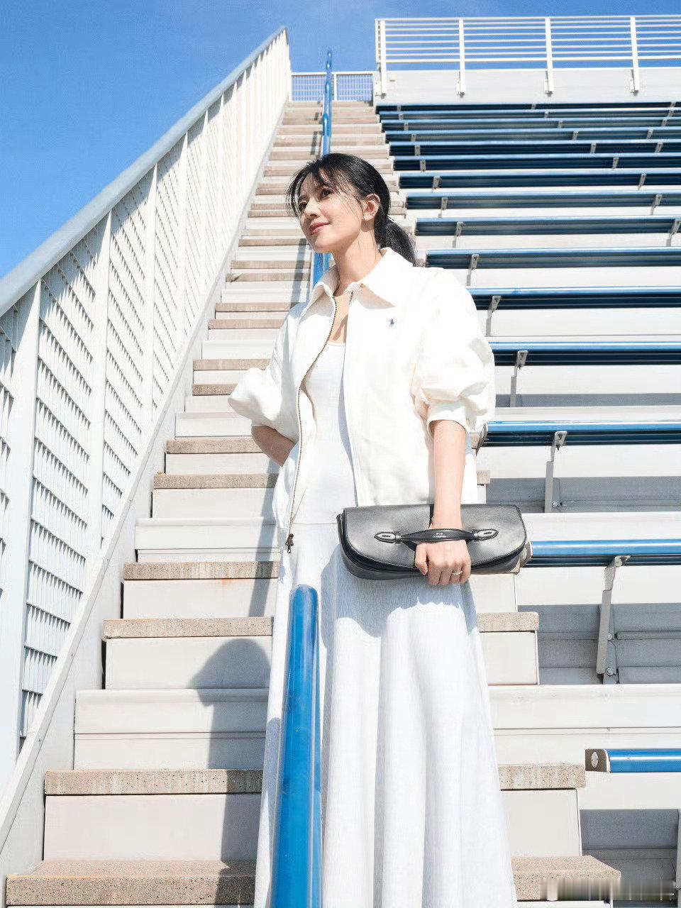 #高圆圆时装周后打卡美网##美网联赛偶遇高圆圆#
谁在美网偶遇高圆圆！结束时装周紧凑行程，奔赴网球赛场感受现场对决，工作与休闲兼顾，松弛感直接拉满。 ​