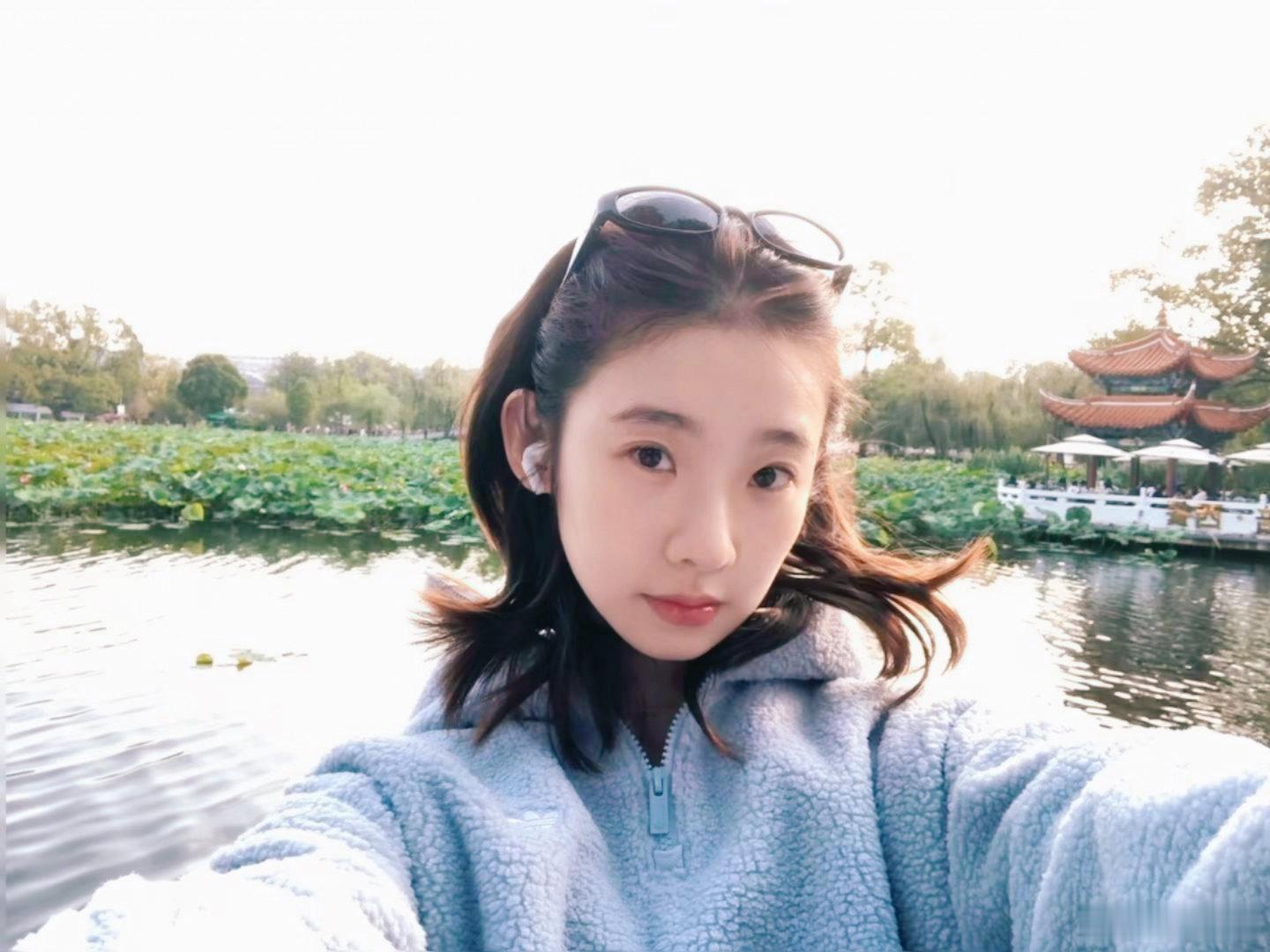 #张艺凡[超话]##张艺凡出道七周年快乐#💜 #阳光信用#💜 #凡凡的不凡日常# 

soft mood archive 🕊️ 温柔情绪存档
in Mo 3ent..🤍 沉浸于此刻

​