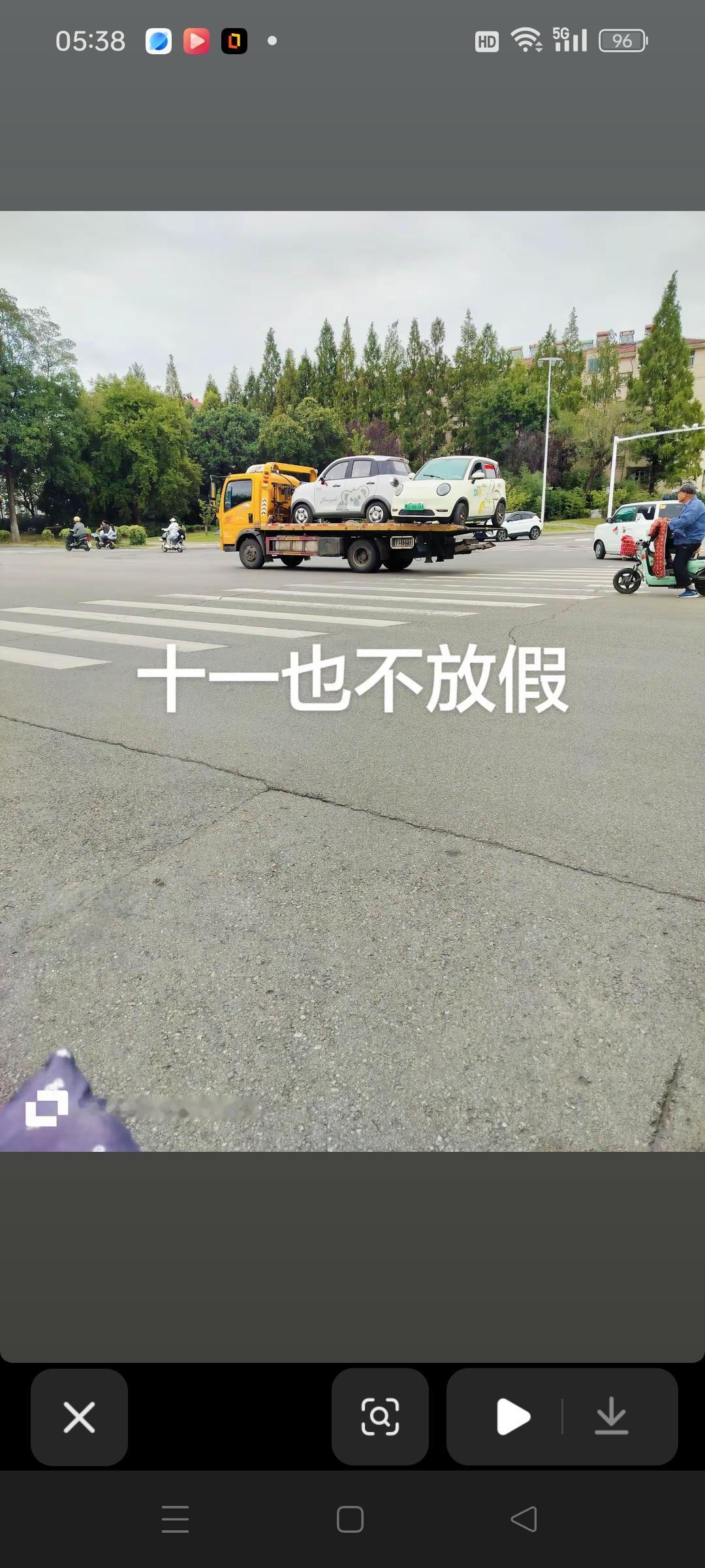 车都拖走了，也没放假。
前几天刷到广州恒大中心门前的视频，那台挂着粤A98888四连靓号的黑色劳斯莱斯幻影，当年带着金色腰线和欢庆女神车标，在广州主干道上跑起来回头率百分百，随便谁拍个照发上网都能引来一堆人围观，妥妥是鼎盛时期的标志性座驾。结果现在被稳稳固定在拖车上，连驾驶它在路上跑的机会都没了，只