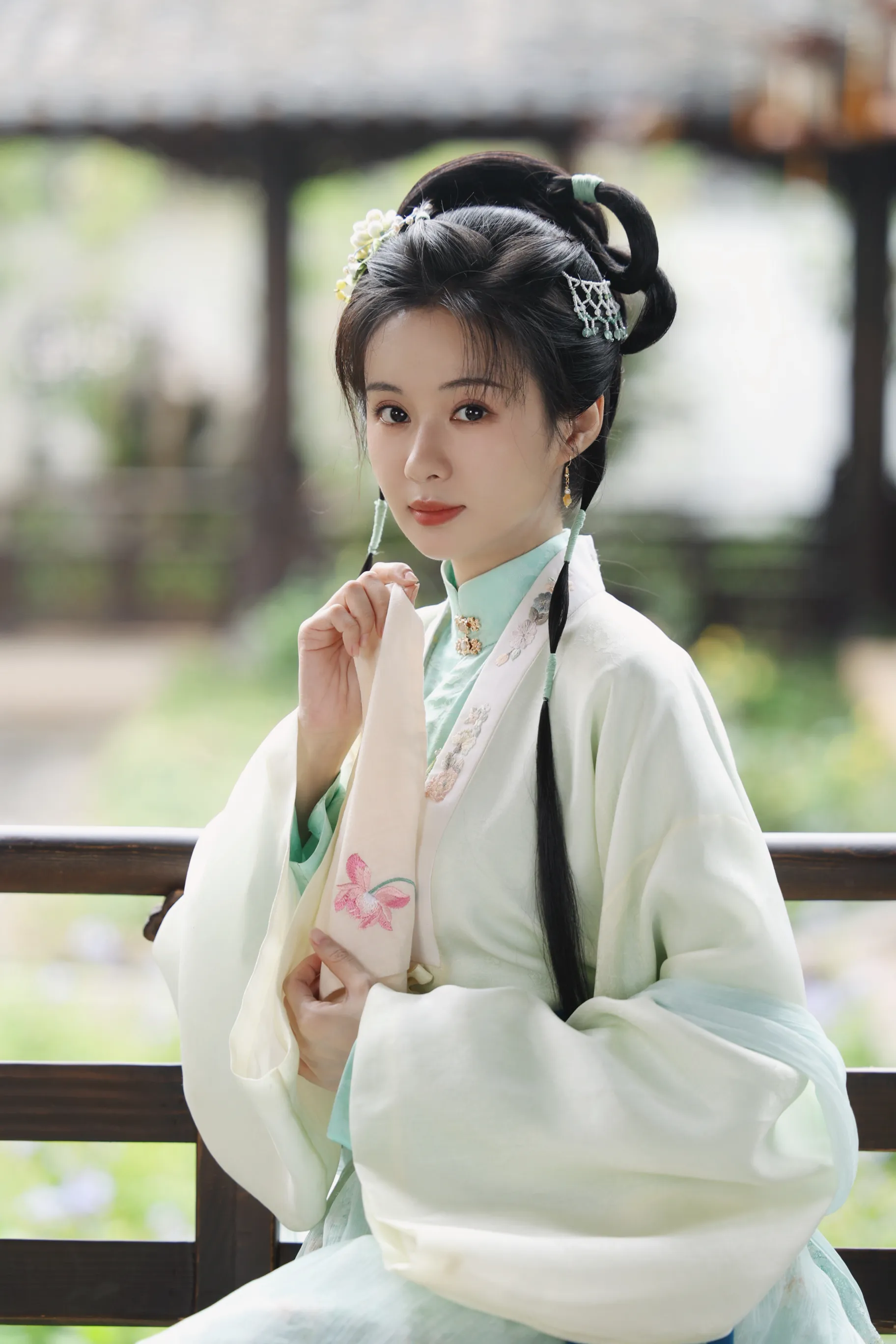 郑合惠子出演《兰香如故》反派角色
郑合惠子一个清纯小白花形象的女演员，她最开始被观众熟知的角色是《夏至未至》中的颜末，当时她和白敬亭在剧中非常有CP感。
一向看上去温温柔柔的她，演起反派来也是很有感觉的 ，那种有点白切黑的感觉，让人恨得牙痒痒。当然这是针对剧中的角色，观众们越讨厌反派，越说明演员塑造