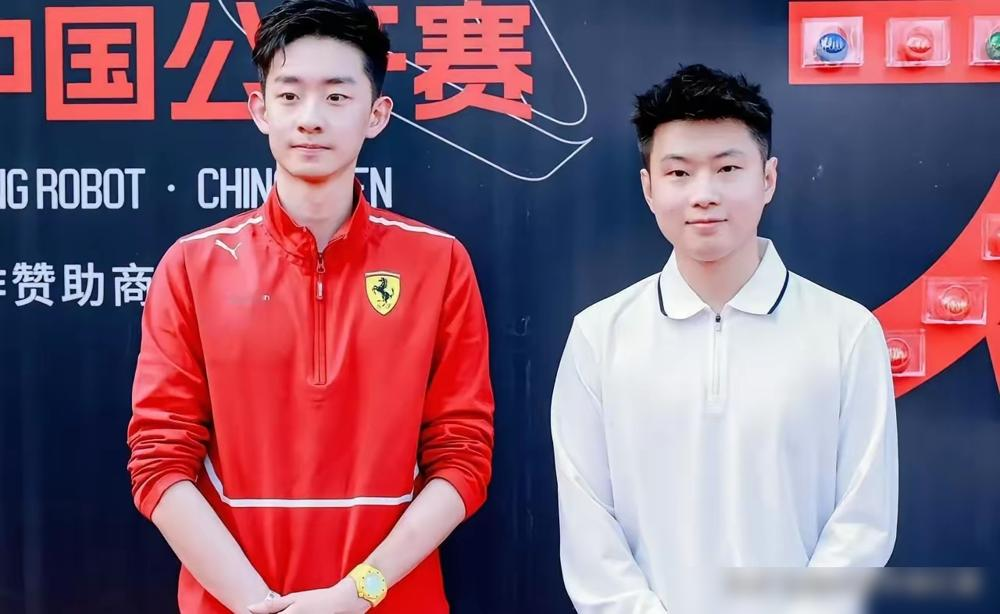赵心童对吴宜泽，曾经是全胜。一场没输过。带他练球，给他讲走位，像带亲弟弟。
结果南京半决赛，吴宜泽9比6把他掀翻了。赛后两人握手，隔着一张球台，谁都没多说话。
后来吴宜泽拿了世锦赛冠军，采访里说赵心童给了我很大鼓励。赵心童也发了动态，艾特他，写这是中国斯诺克。
话都没毛病，就是再也听不出以前那