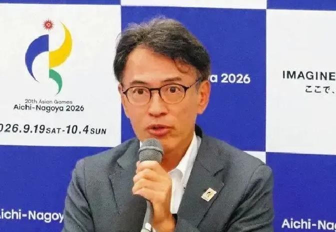 日本亚组委道歉了，却说原因很多超出控制范围：集装箱床太短、国歌放错、班车爽约，网友直言这是日本黑历史
韩国男篮球员边俊亨在社交媒体上发了一条视频，画面里集装箱宿舍的洗手盆正在漏水，积水漫过地板，配文只有四个字：“请帮帮我们。”他的队友身高超过两米，却要蜷缩在1.95米的床上入睡。这只是本届亚运会后勤