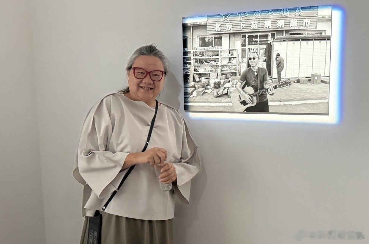 20多岁窦佳嫄办画展，洪晃等大咖低调捧场，网友嘀咕：这是看画还是看窦唯面子 ​
