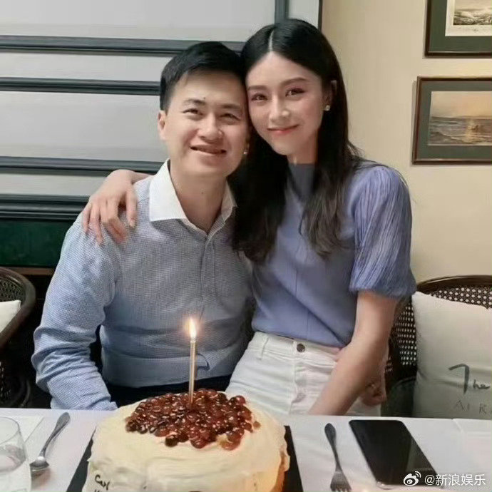 #文咏珊带女儿逛迪士尼#👍明星
原来是女儿呀[期待][期待]

去年9月，文咏珊宣布当妈，但那时并没有公布孩子的性别。现在被拍到，说是个小女孩[期待][期待] 祝福一家越来越幸福呀~

也期待文咏珊的新作品《千里江山图》[期待][期待] ​