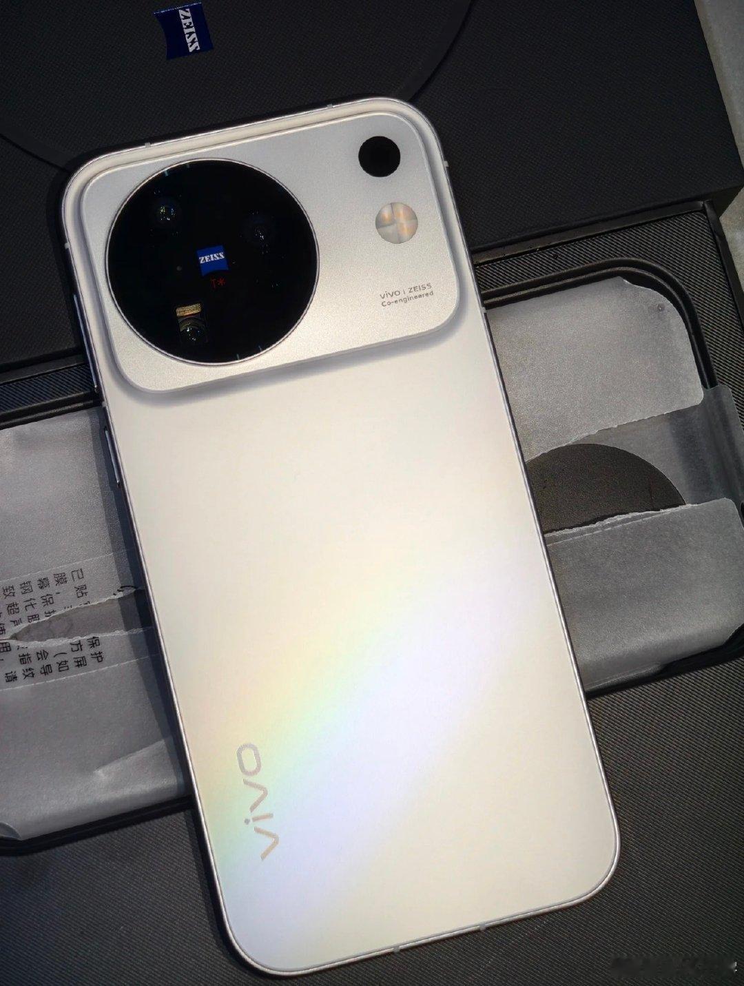 vivo X500系列不少人吐槽又是大圆模组设计，其实影像旗舰就应该大圆的模组设计，方便影像堆料。而且看看今年的影像套装也很丰富啊，随拍屏好评！

这还是周杰伦代言的，目前在拍广告片了，怪不得周杰伦演唱会有vivo广告呢，一些都有迹可循。 ​