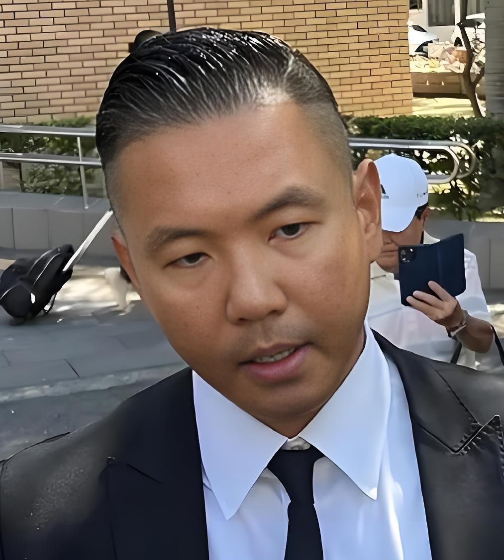 一条关键血管堵了90%，陈建州差点就没救回来。9月15日他突然心梗送医，台大医院紧急手术装了支架，范玮琪说再晚5分钟后果不堪设想。很多人想不通，他常年健身还打过职业篮球，身体看着那么壮，怎么说倒就倒？其实这正是最要命的地方。大家总觉得爱运动的人心脏肯定没问题，可血管堵不堵，跟肌肉多少真不是一回事。心