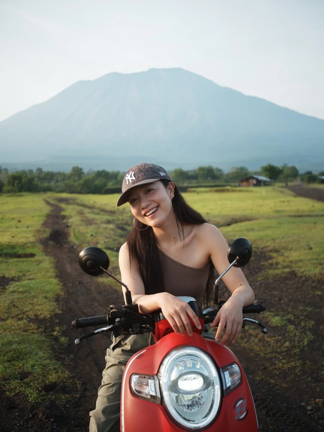 巴厘岛的清晨 骑着摩托追日出下的火山