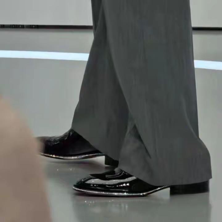 镶钻 红底 尖头鞋。王安宇