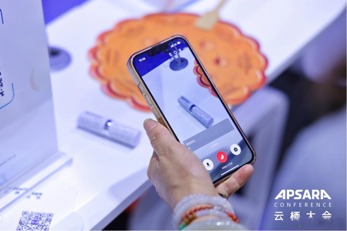 刚刚过去的2026云栖大会上，还有一个事情值得关注，淘宝把原来的"拍照搜同款"升级成了全模态实时视频购物Agent——拍立淘RTC。

消费者拿着手机，就像打视频电话一样，开着摄像头就能一边看一边聊一边找商品，拍立淘识别到商品后直接就能把商品卡推到用户视频通话的画面。

举个例子，我们在逛花店的时 ​