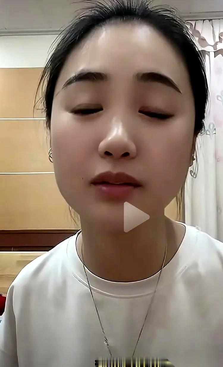 我今天听到最魔幻的一件事。 一个女人，正在闹第三次离婚，分着800万的...