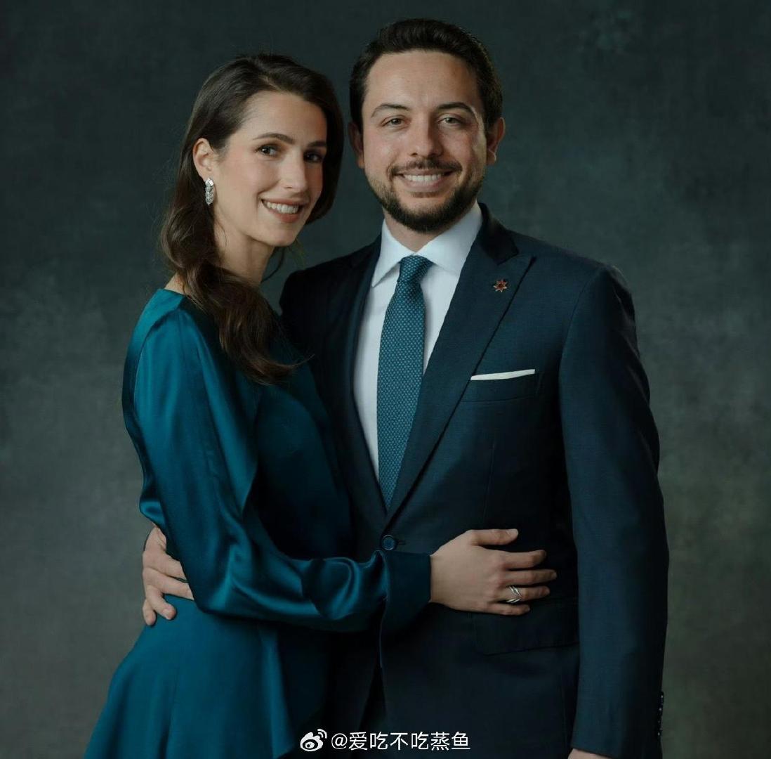 31岁约旦王储庆结婚三周年，王储妃绿裙美翻他却被说垫身高，网友：这到底谁抢谁风头 ​