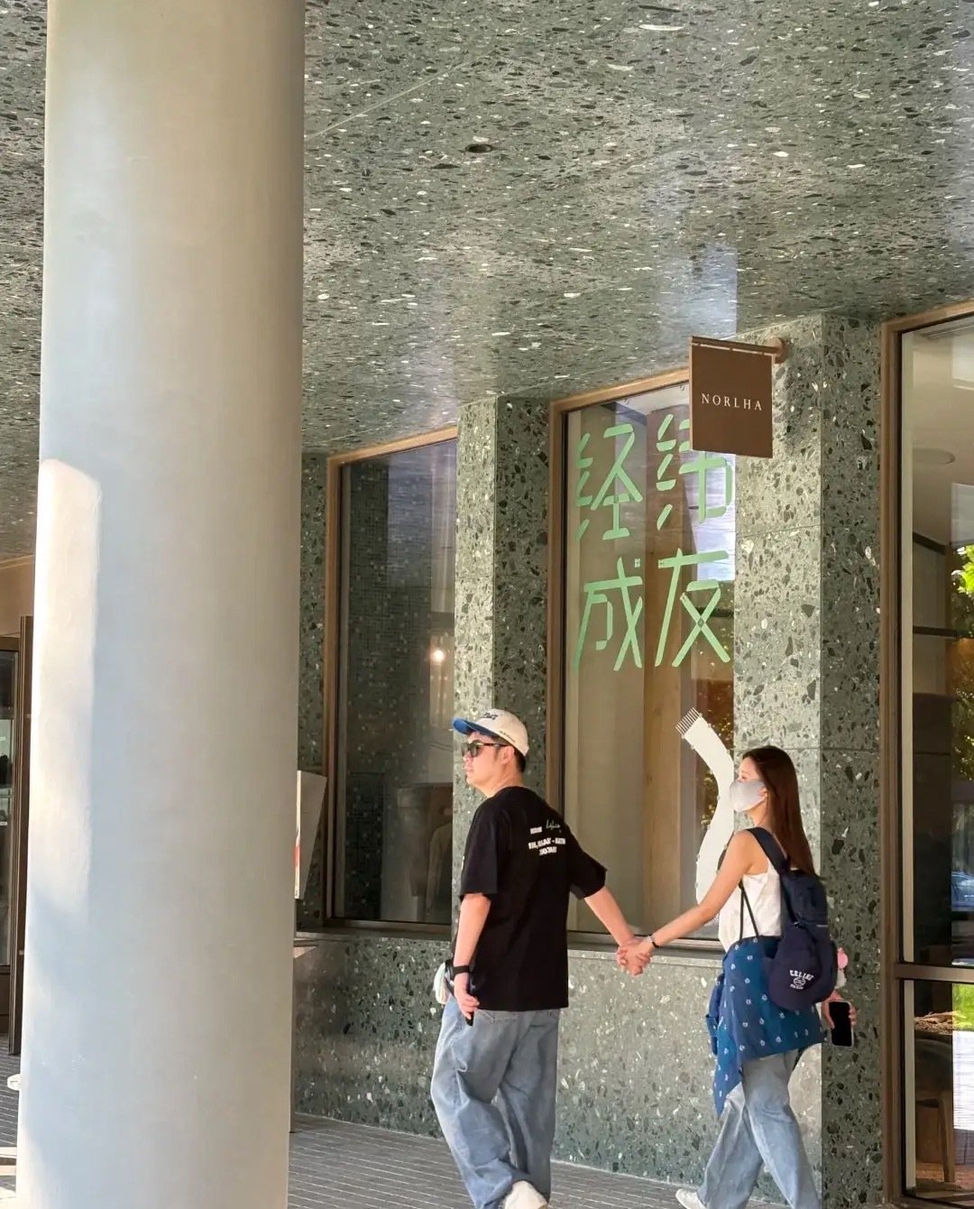 陈赫和老婆张子萱牵手散步阿那亚，两口子一直都很恩爱的呢。 ​