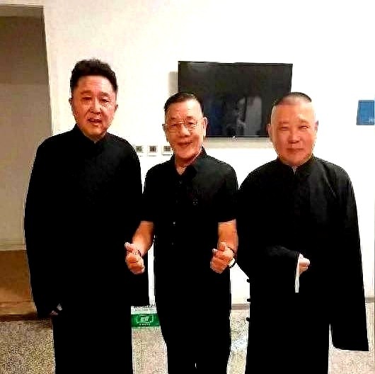 一个捧哏的，转头就和影帝梁家辉硬刚上了，还真没输。

镜头前，资本大佬梁家辉眼神冷厉。对面站着的，是个临退休的底层老警察。没穿长衫，没拿折扇，死磕悬案的狠劲全在骨子里。这人居然是于谦。

在台上，他是烫头抽烟的相声皇后，玩得风生水起。下了台扎进大银幕，一个眼神一个动作，硬生生接住了影帝的戏，半点没落