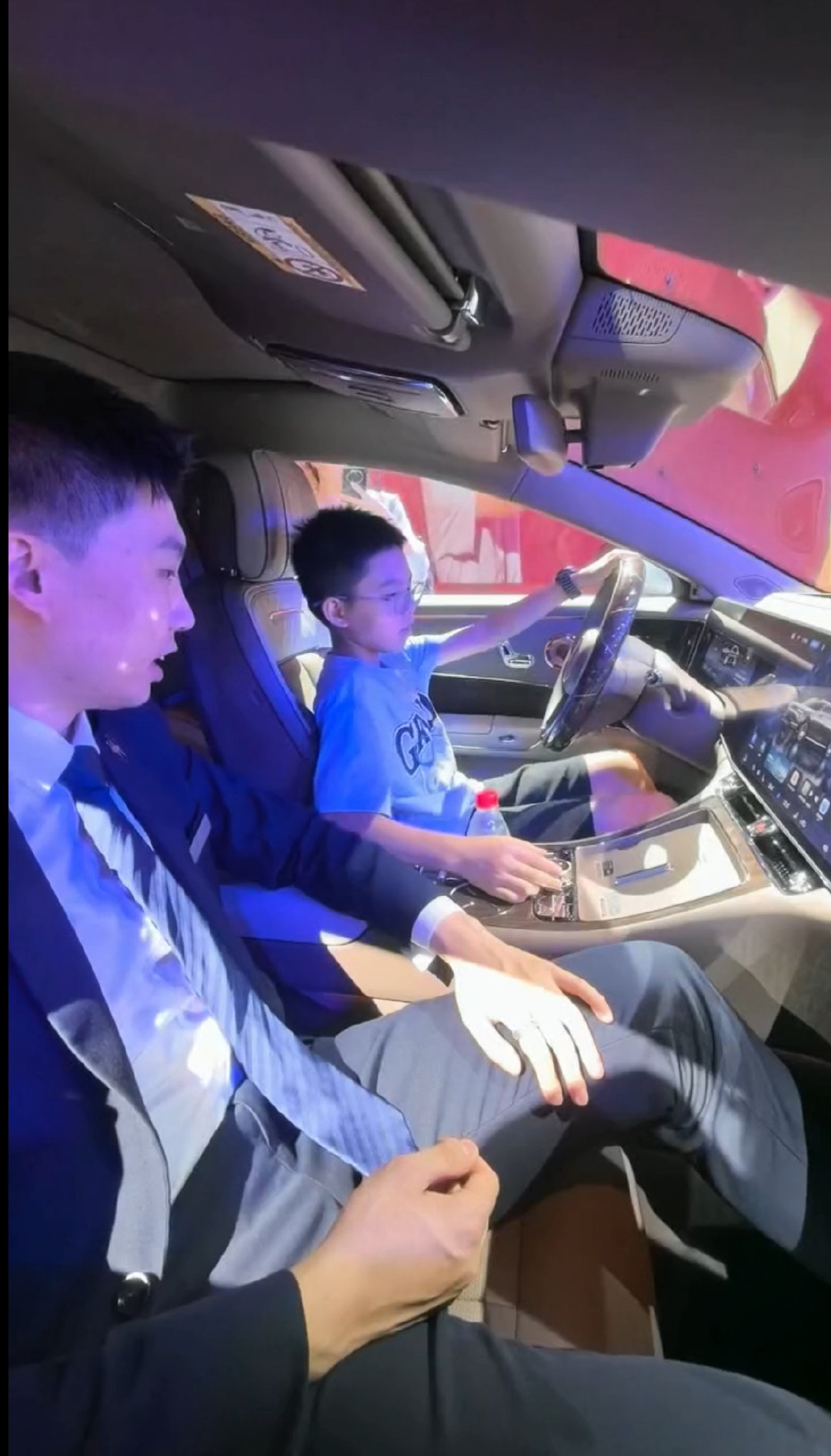 #成都车展15后小孩哥讲车#现在的小孩哥都这么有实力吗，懂得可真多，感觉有做车评人的潜质[doge]#隔壁尊界展台来了个小孩哥讲车# ​