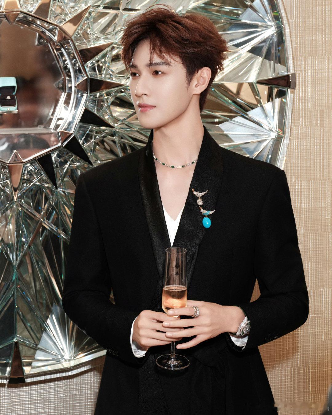 #李昀锐lin[超话]##李昀锐##李昀锐lin间奇遇游乐园##李昀锐0824生日快乐# 
正面看，帅！背面看，帅！左边看，帅！右面看，帅！上面看，帅！下面看，帅！用苹果手机看，帅！用华为手机看，帅！用小米手机看，帅！用三星手机看，帅！用oppo手机看，帅！用vivo手机看，帅！用八八四八手机看，帅！ ​