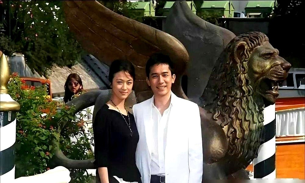 疯传17年，《色，戒》那张截图的真相，竟然只是一块胶布？

那场戏，李安直接清场，只留下摄影师和梁朝伟、汤唯。为了让梁朝伟不出事，李安甚至偷偷给刘嘉玲打了通电话，让她多开导。

刘嘉玲倒是很坦然，说自己也是演员，知道拍戏是怎么回事，完全相信他。

原来我们争论了十几年的“假戏真做”，在人家眼里，不过