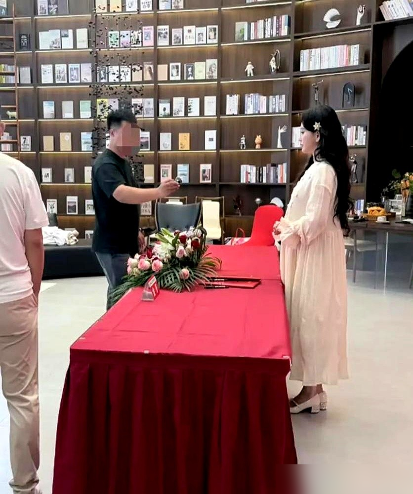 金莎又被拍到肚子了，这回还是正面精致侧面浑圆，手还老搁肚子上护着。
横跨中俄两地，倒时差倒得脸肿腿肿，小腹整块鼓出来。她4月刚辟过谣，说就是水肿加易胖体质，真怀了肯定官宣。
现在9月生图又流出，四肢还是细的，就肚子不听话。旁边小19岁的男友全程搀着腰，那架势比保镖还紧张。
评论区已经吵翻，一边