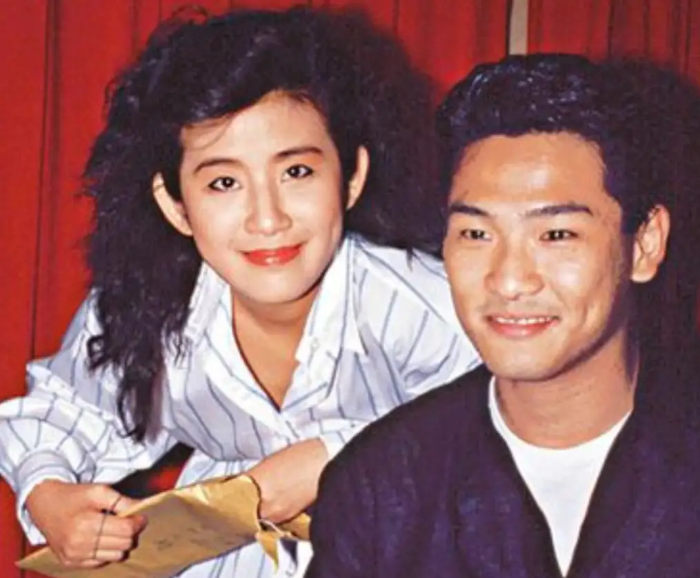 1996年，杜德伟怀里搂着另一个女人，被连夜跑回来的女朋友吴君如撞个正着，几天后，两人分手，八年的感情画上句号，从此，老死不相往来。
 
当年，杜德伟风头正盛，顶着混血长相，唱功出众，唱跳风格前卫，被称作亚洲舞王，是无数少女心中的偶像。而吴君如，刚刚在演艺圈闯出一条喜剧路线，为了拍戏敢于扮丑、自毁形
