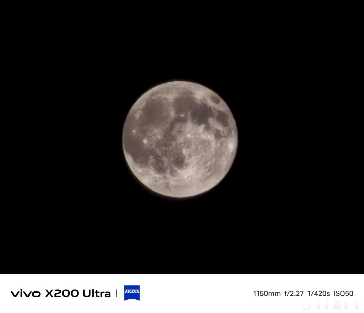 #vivo[超话]# 一轮皓月悬于墨色夜空，月表纹理清晰可见，清辉静静洒落。vivo X200 Ultra长焦拉近与月亮的距离，把遥远星河的浪漫定格镜头里，晚风伴月色，温柔漫满人间。#vivo超话# ​