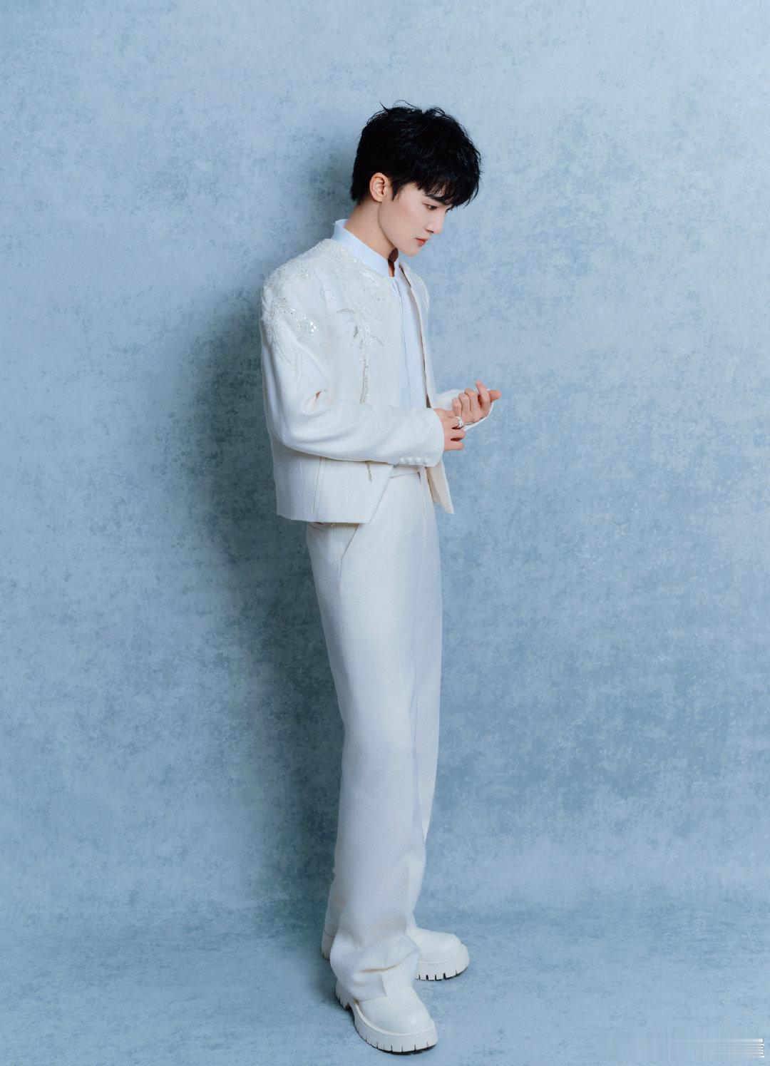 #周深[超话]# 💙#深深感激遇到米# 💙#周深音乐之路有你有我#💙 我愿意把爱写成专辑 以你为题  多远的距离我都想见你一面​​​