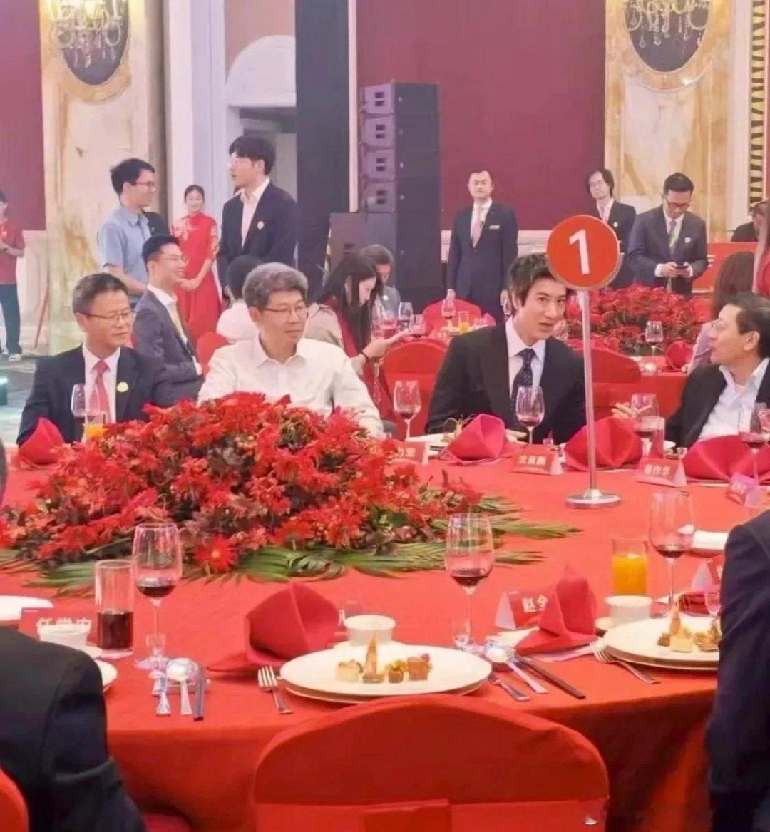 宇树科技上市答谢午宴昨天中午在上海浦东香格里拉大酒店举行，王力宏、沈南鹏、创始人王兴兴同坐1号主桌。宇树科技上市首日高开629.44%，报1100元/股，开盘价即最高价，市盈率高达600多倍。有句话叫“天欲其亡，必令其狂。”各位看官请继续看戏。 ​