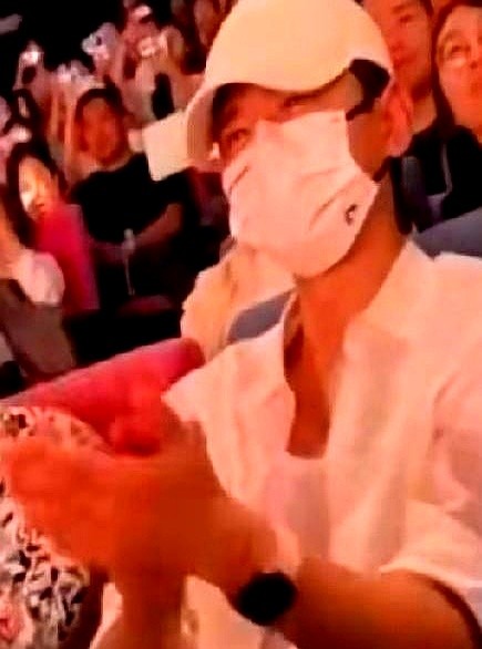 话剧谢幕时，张杰在台下就这么凝视着谢娜。

谢娜最近的话剧挺受关注。赵丽颖首次复出，特意跑去捧了场。结果谢娜却因为台下的张杰上了热搜。

当年两人在当红时宣布恋情结婚。这十几年走过来，外界的质疑一直没断过。

但看看现在这十年如一日满是爱意的眼神，台上的谢娜真的在闪闪发光。

不少人感叹，这大概就是