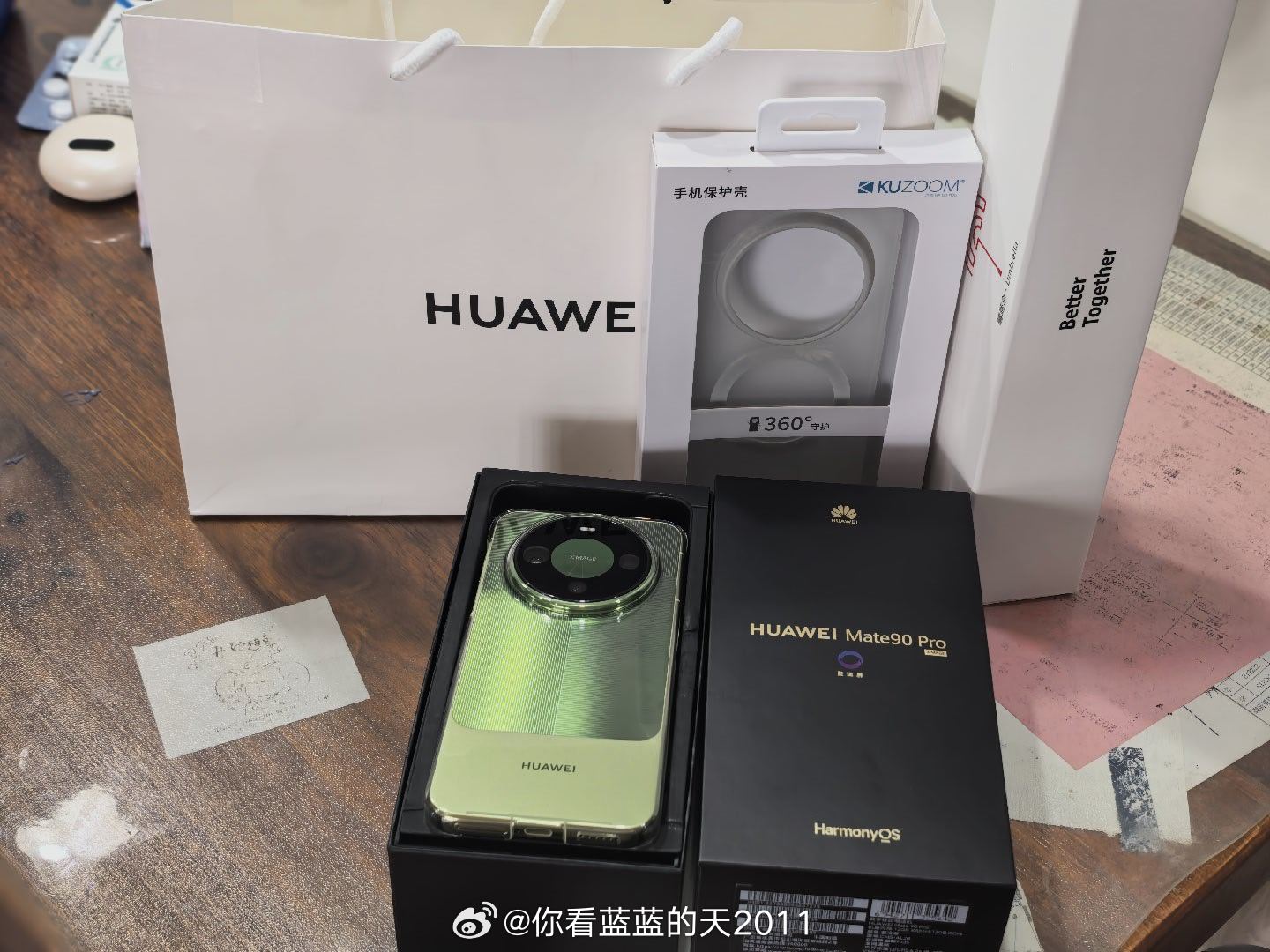 庆祝祖国妈妈77周年，某人喜提MATE90PRO
送了一个壳和一把保护伞[偷笑] ​