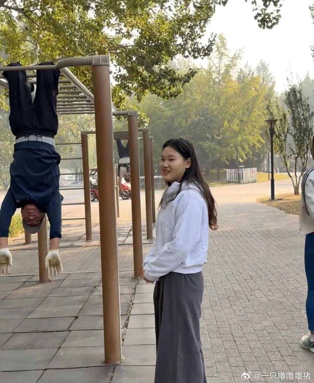 22岁张家齐现身朝阳公园晨运，看大爷吊单杠跟路人合影 ​