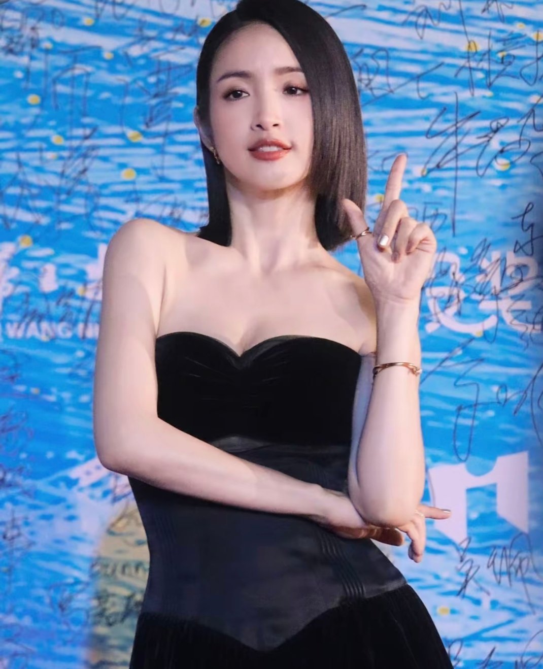 在《花儿与少年》亚马孙雨林站的姐妹夜聊中，林依晨对周冬雨分享了一个养生冷知识——女生一生有三次重新调整体质的机会，她自曝靠坐月子告别多年痛经，引发全网热议。  一、三次调整体质的关键时机- 青春期：初