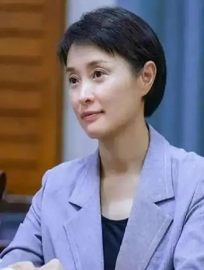 吴越说，她这辈子就谈过一次恋爱。那个人，是陈建斌。俩人同居好几年，一度到了谈婚论嫁的地步。后来男方拍了一部《乔家大院》，扭头就跟蒋勤勤走到了一起。
那封信，她最终没有拆开。捏着信封在楼道里站了几分钟，转身回了房间，拉开抽屉，把它和过期的水电账单、作废的收据混在一起。做完这些，她给助理发了个短信，问明