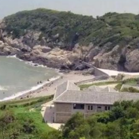 一旦台海爆发冲突，最难啃的骨头不是台湾本岛，而是距大陆最近点约 34 公里，距福建连江、宁德沿海约 50 公里的东引岛！很多人以为，现代战争下没有攻不下的“小岛”，错了！台军几十年的“掏空”作业，已将其升级为“地下堡垒”，常规表面打击难以直接摧毁地下核心工事。
 
麻烦看官老爷们右上角点击一下“关注