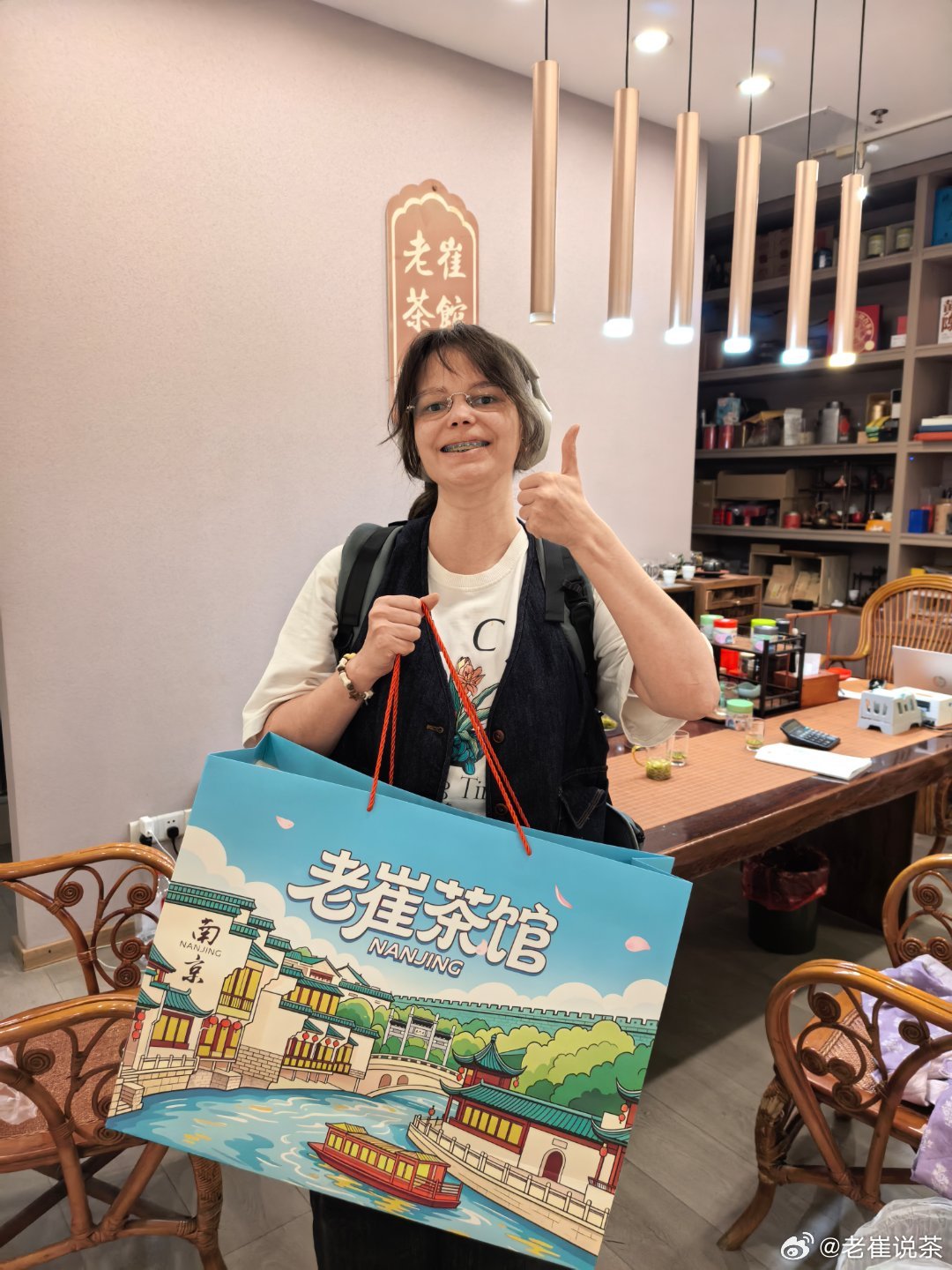 莫斯科女生到中国旅游前做功课，知道南京老崔茶馆很棒，昨天专门到老崔茶馆来品雨花茶，并购买雨花茶和茉莉红茶带回家。老崔茶馆  ​​​