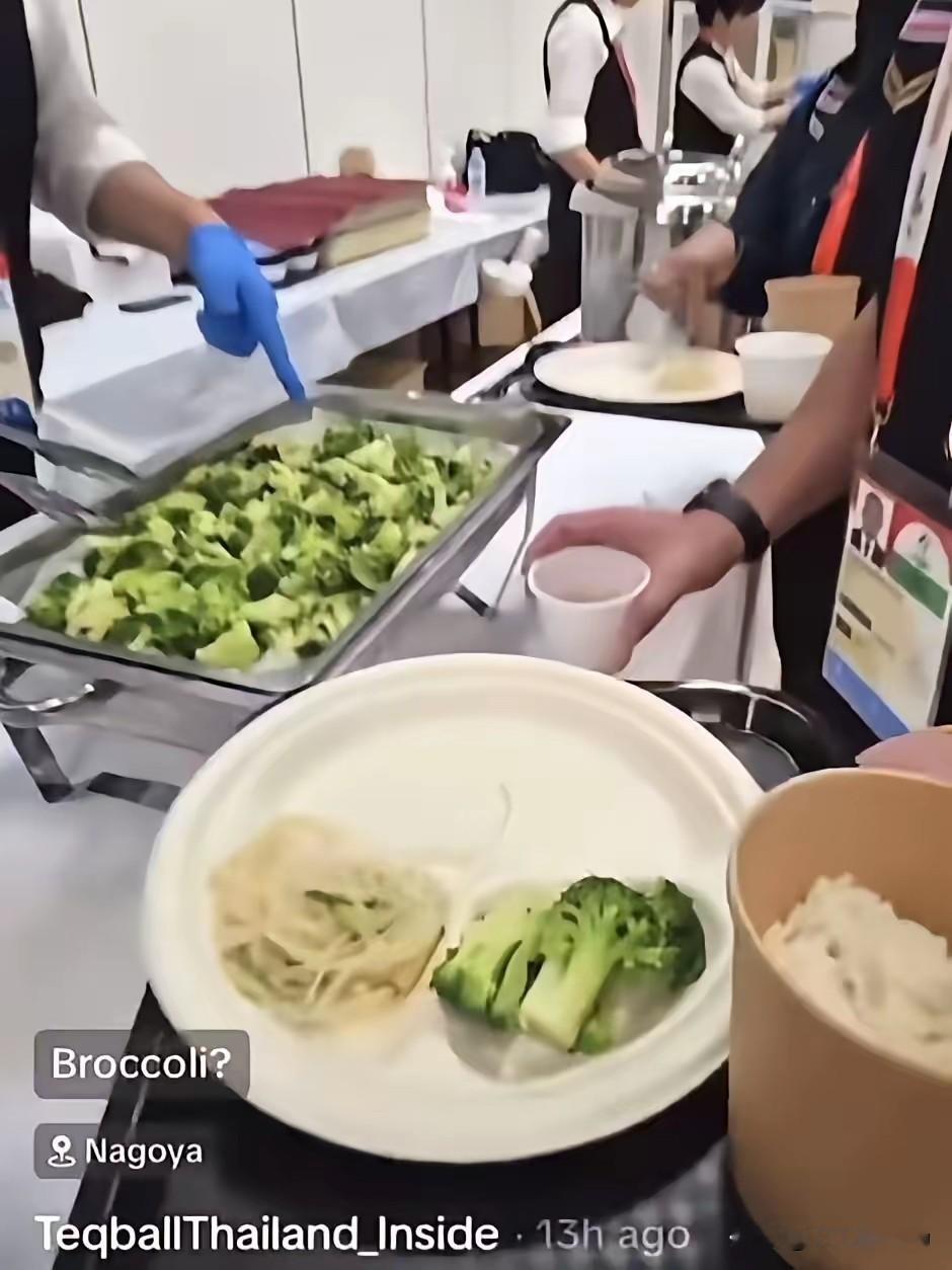 亚运会伙食引争议！运动员晒餐盘：训练这么苦，连饭都吃不饱？

亚运赛场上，最受关注的往往是金牌和纪录。
可这一次，一份普通的运动员餐盘，却引发了不少讨论。
比赛拼的是实力，背后拼的也是保障，运动员吃得好不好，同样影响状态。

近日，泰国队运动员分享了亚运期间的餐食情况，引起外界关注。从曝光的餐盘来看