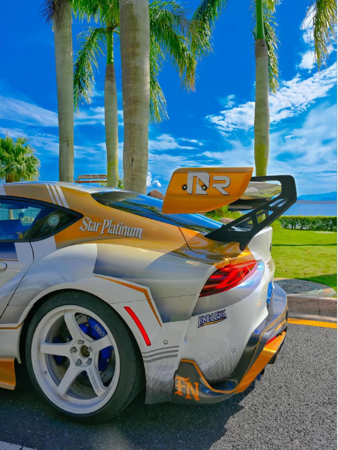 白金色宽体Supra｜属于JDM的浪漫氛围感
蓝天白云棕榈树，遇上改装Supra🚗
白金渐变宽体+巨型竞技尾翼
线条、涂装、轮毂全套拉满
行走的姿态猛兽，回头率直接爆表
改装的快乐，永远在路上 ​