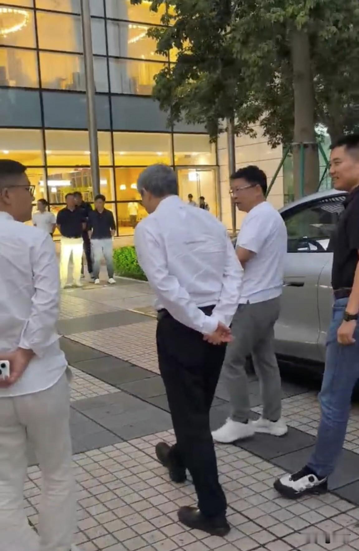 余总的这两位安徽老乡董事长也太暖心了，江淮和奇瑞两家安徽车企的老总，一个公开表态做华为坚定的合作伙伴，一个直接飞到深圳华为总部找余承东商议加深合作事宜。
在问界和鸿蒙智行权限拆分的时间点上，这种行为太暖心了。
9月16日，江汽董事长项兴初在尊界交付仪式公开表态，坚定和华为在一起造好车、卖好车、服务好