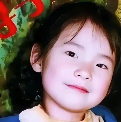 西安一名 6 岁女童被拐卖，九年她隐忍不发，每天背自己的家庭地址，偷偷攒下来 500 多元，最终成功的找到了自己的亲生父母，还将人贩子送入了监狱！

主要信源：（央视新闻——《女孩被拐九年 父女互寻终团圆》）

2005年10月18日下午，西安红庙坡，六岁的程颖在校门口等家长。

邻居过来说她妈有事