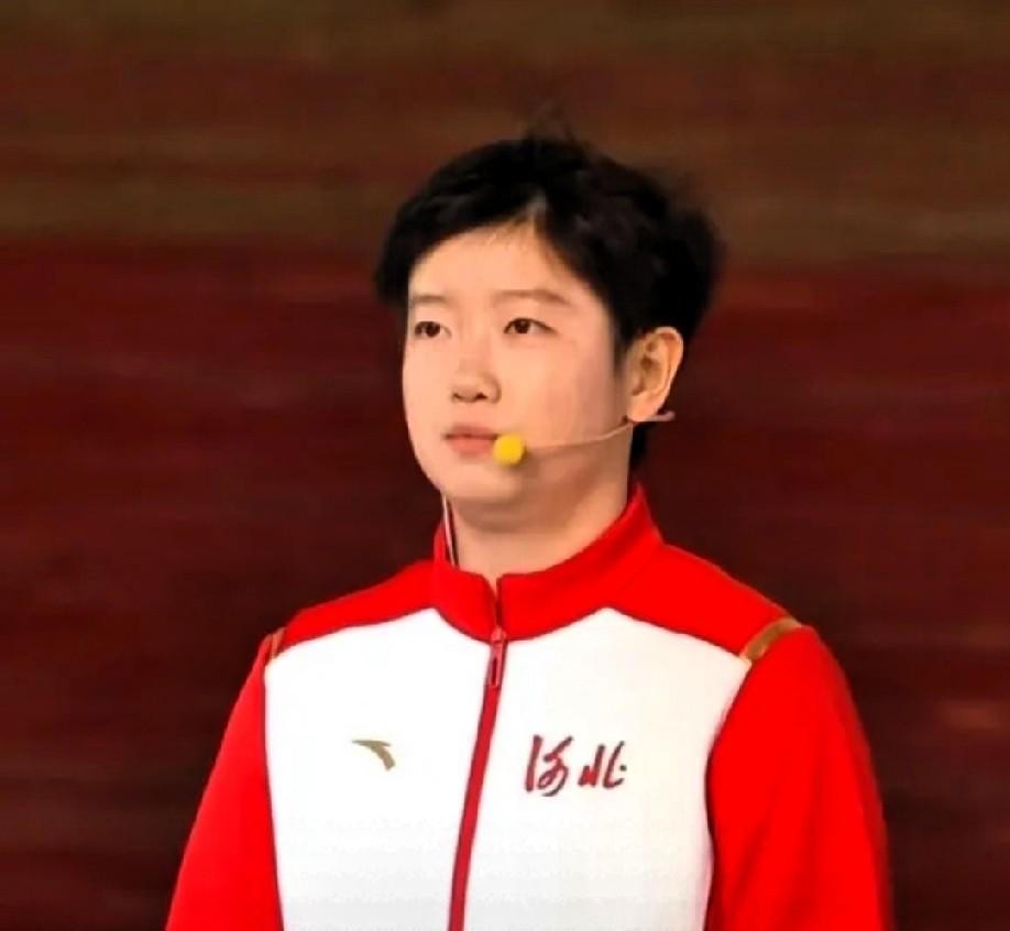 河北卫视的收视第一，是一个打乒乓球的姑娘跑出来的
孙颖莎在WTT中国大满贯止步32强，没过多久，她第一次当火炬手在唐山跑完第六棒，河北卫视的收视率峰值拿到0.51%，在全部卫视里排第一。
三个事实摆在一起，不用加任何形容词。一个刚在商业赛事里输了球的运动员，回到老家跑了一百米，把一家省级卫视送上了收