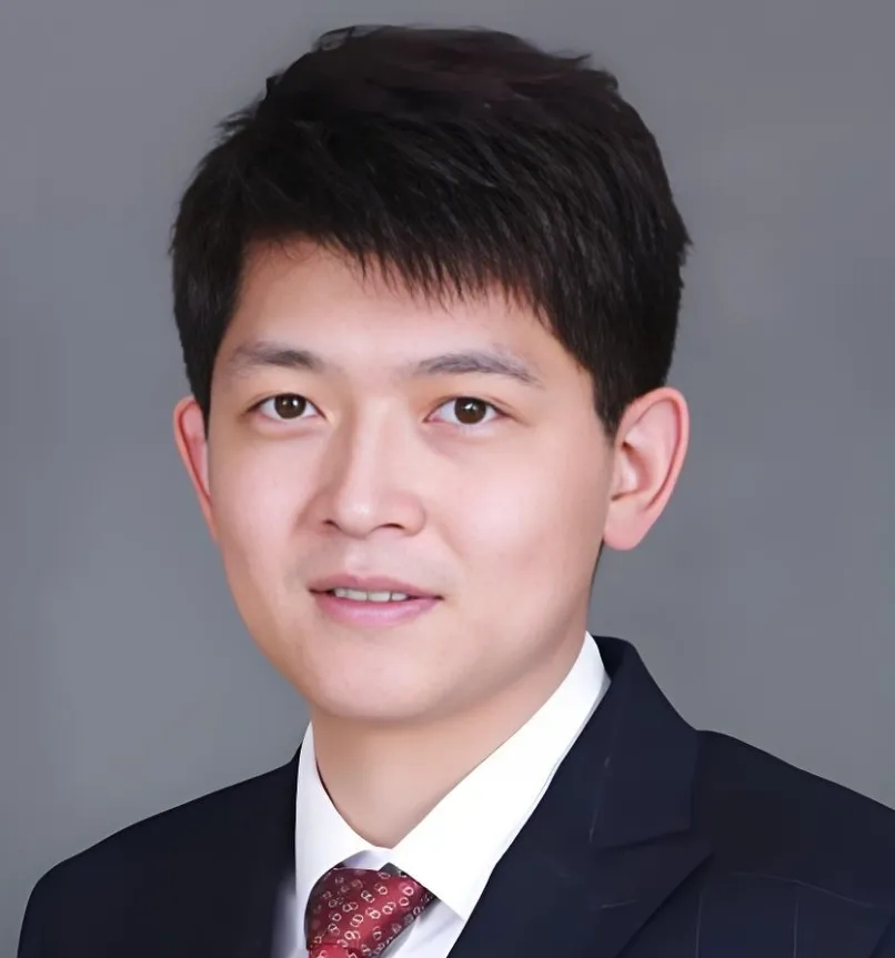 王云鹤，90后，电子科技大学超级学霸，北京大学博士，华为最年轻的 23 级，盘古大模型负责人。 
 
他的人生起点，在西安电子科技大学数学系。1991 年出生的王云鹤，本科读的是应用数学。这个专业听着枯燥，却是他后来所有技术突破的底子。数学教会他怎么把复杂问题拆到最简，怎么用最小的代价撬动最大的结果